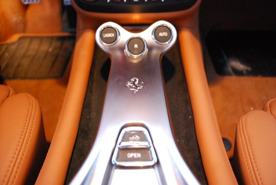 Детали интерьера Ferrari California 2008 года  (фото 141 из 225)